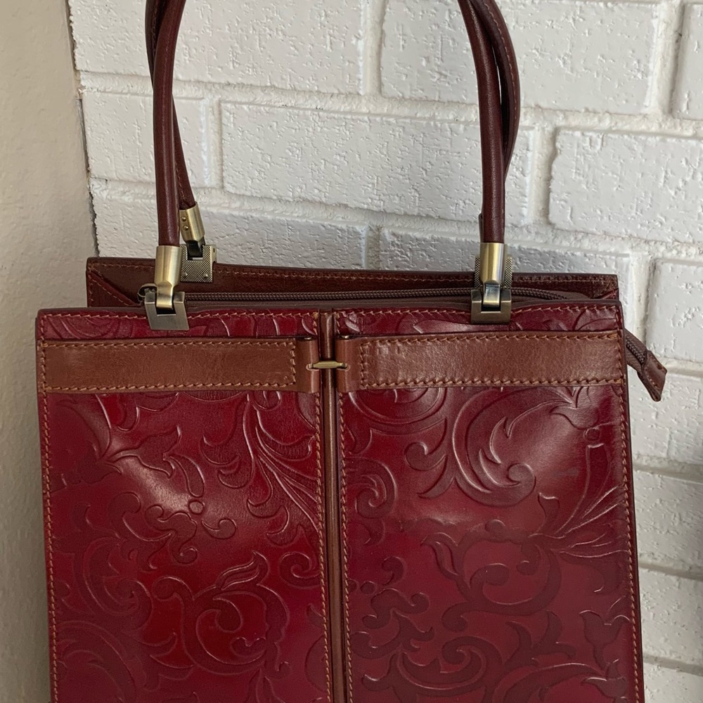 👜Lovely Burgandy Italian Leather embossed handbag
